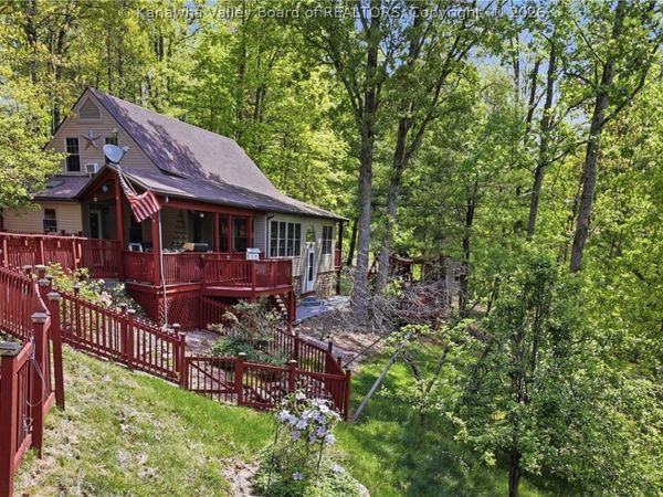 123 Round Knob Road, Red House, WV 25168