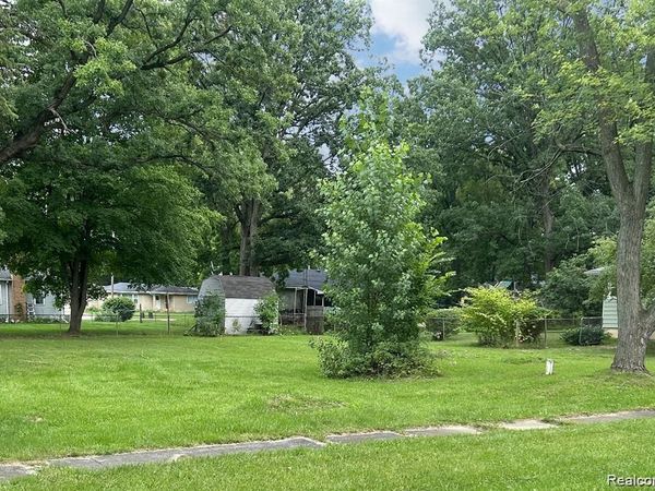 1465 MCEWEN Street , Burton, MI 48509