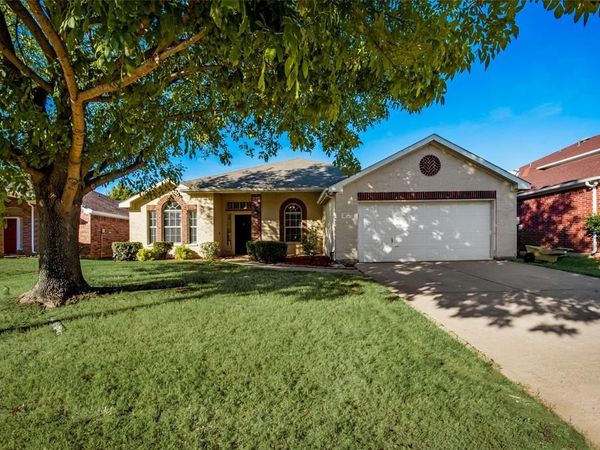 2732 Excalibur Drive, Grand Prairie, TX 75052