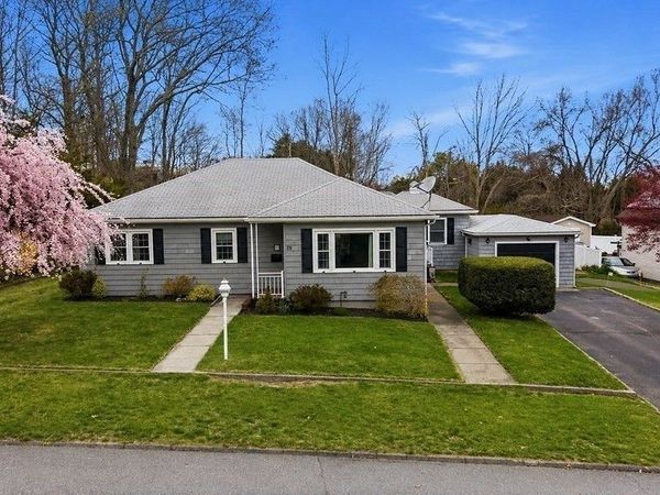 89 Lexington Ave, Dartmouth, MA 02747