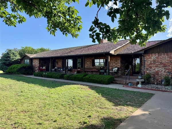 202 Whiteshield Street, Hammon, OK 73650