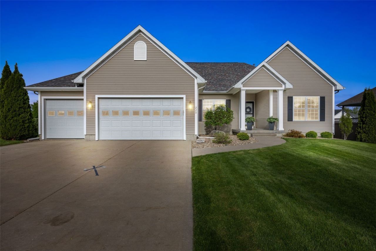 220 16th Ave Court, Hiawatha, IA 52233 Main Photo