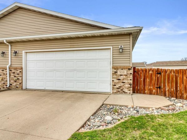 910 35th Avenue S, Moorhead, MN 56560