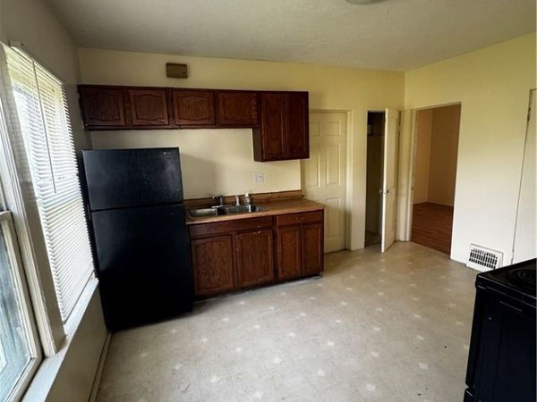 860 Biruta Street , Akron, OH 44307