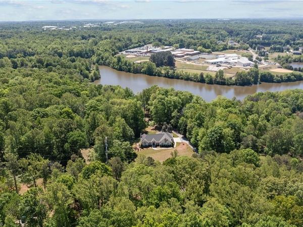 1002 Pleasant Drive , Mebane, NC 27302