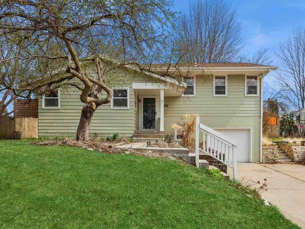819 14th Ave, Coralville, IA 52241