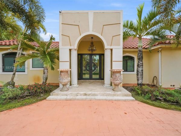 9898 NW 133rd St , Hialeah Gardens, FL 33018