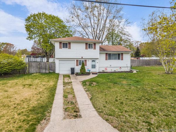 25 Meehan Lane , Coram, NY 11727