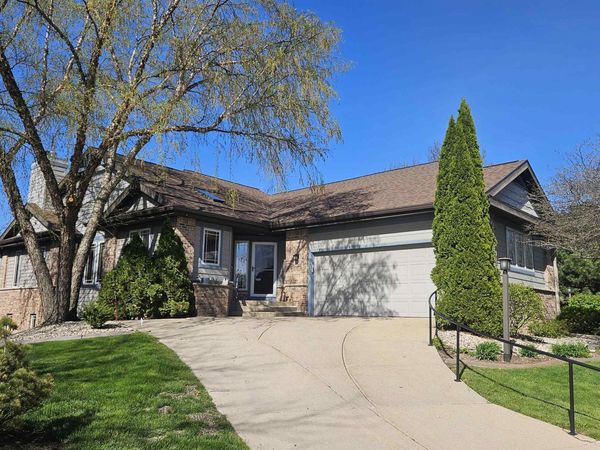 3051 Woods Edge Way, Fitchburg, WI 53711