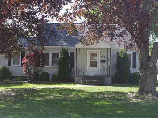 4504 26th Avenue Court , Moline, IL 61265