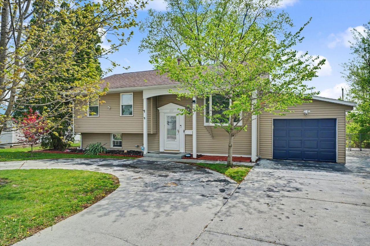 1517 Eastview Avenue , Danville, IL 61832 Main Photo