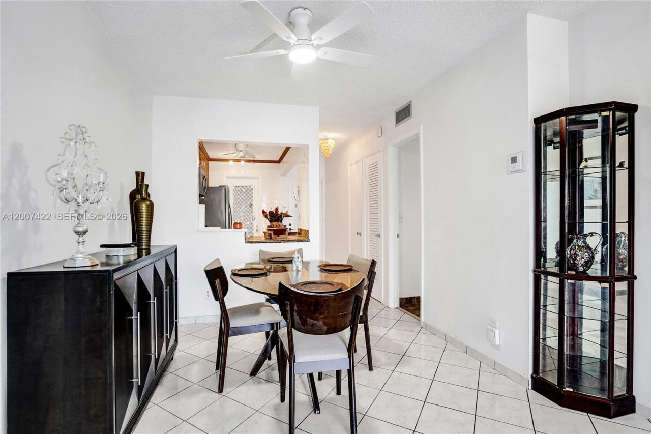 455 Paradise Isle Blvd, Unit 104, Hallandale Beach, FL 33009 Photo