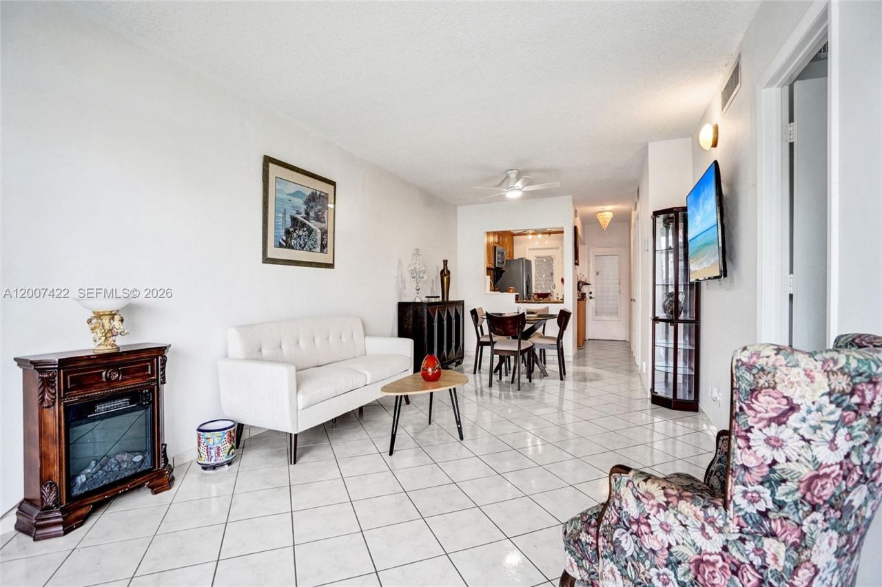 455 Paradise Isle Blvd, Unit 104, Hallandale Beach, FL 33009 Photo