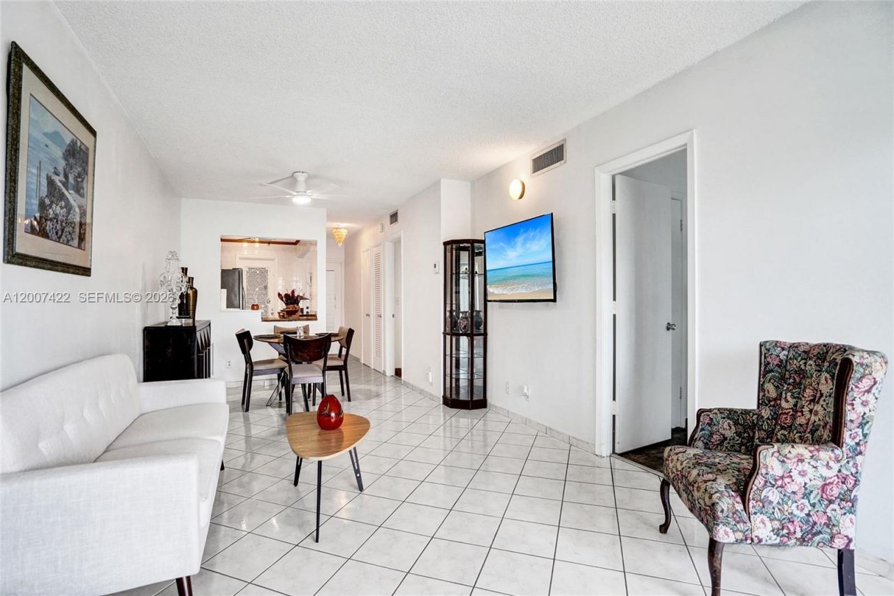 455 Paradise Isle Blvd, Unit 104, Hallandale Beach, FL 33009 Photo