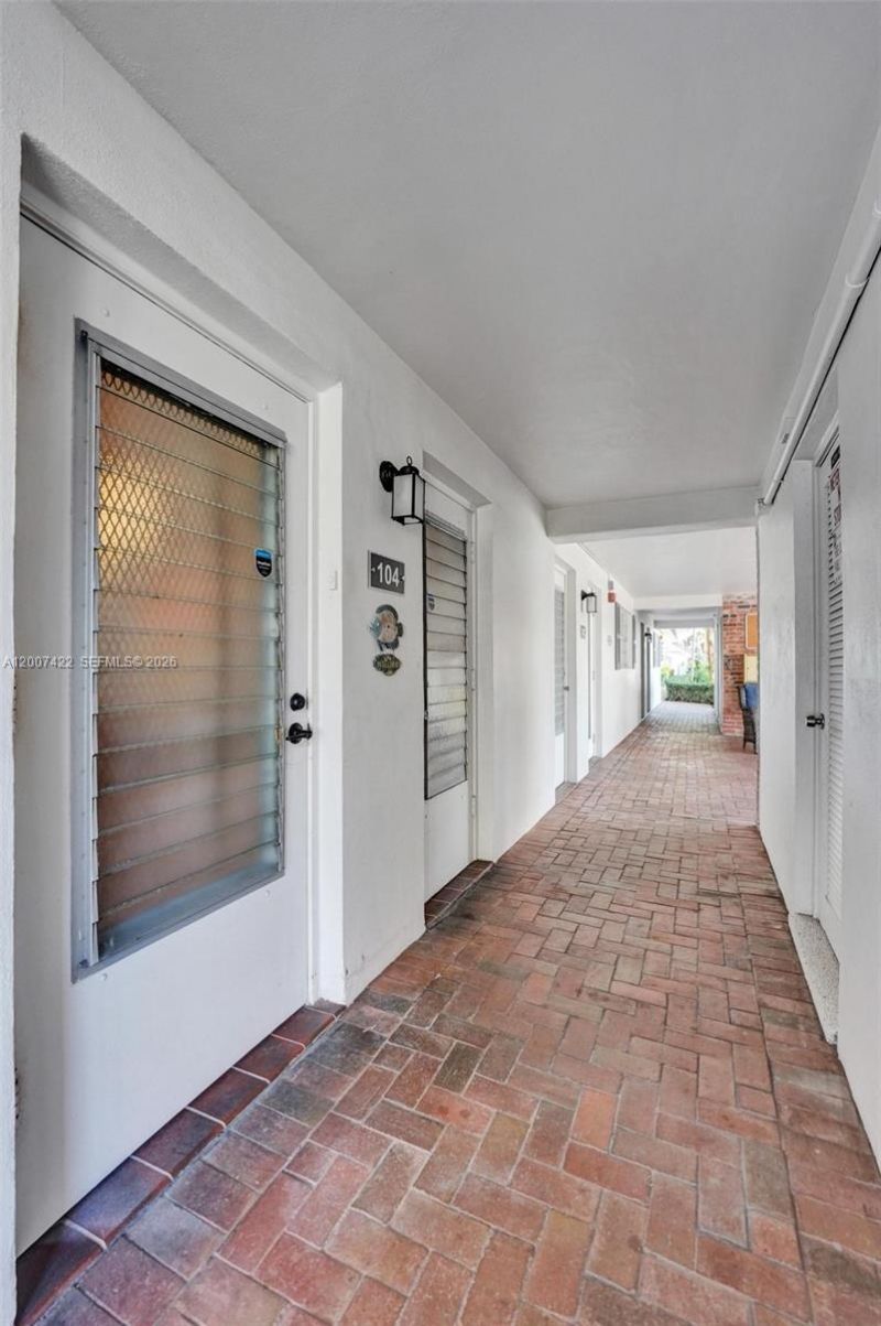 455 Paradise Isle Blvd, Unit 104, Hallandale Beach, FL 33009 Photo