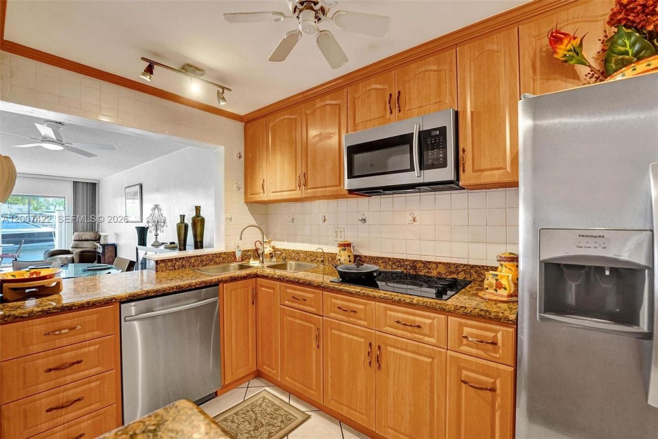 455 Paradise Isle Blvd, Unit 104, Hallandale Beach, FL 33009 Photo