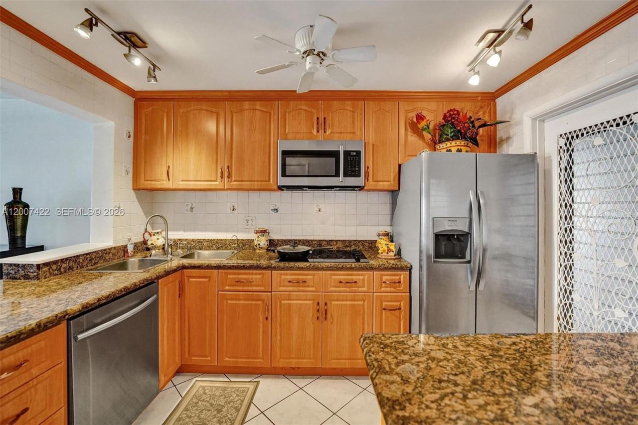455 Paradise Isle Blvd, Unit 104, Hallandale Beach, FL 33009 Photo