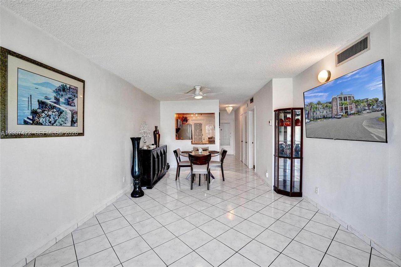 455 Paradise Isle Blvd, Unit 104, Hallandale Beach, FL 33009 Photo