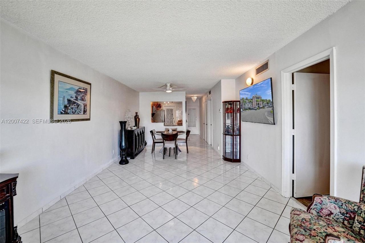 455 Paradise Isle Blvd, Unit 104, Hallandale Beach, FL 33009 Photo