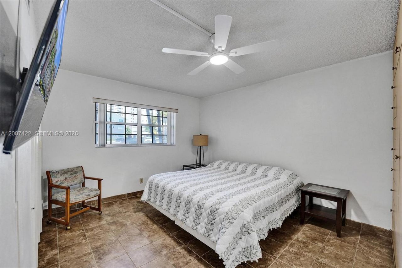455 Paradise Isle Blvd, Unit 104, Hallandale Beach, FL 33009 Photo