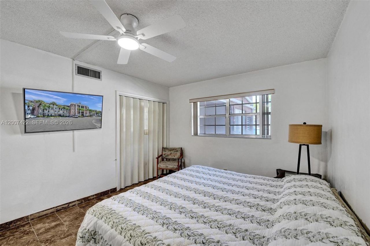 455 Paradise Isle Blvd, Unit 104, Hallandale Beach, FL 33009 Photo