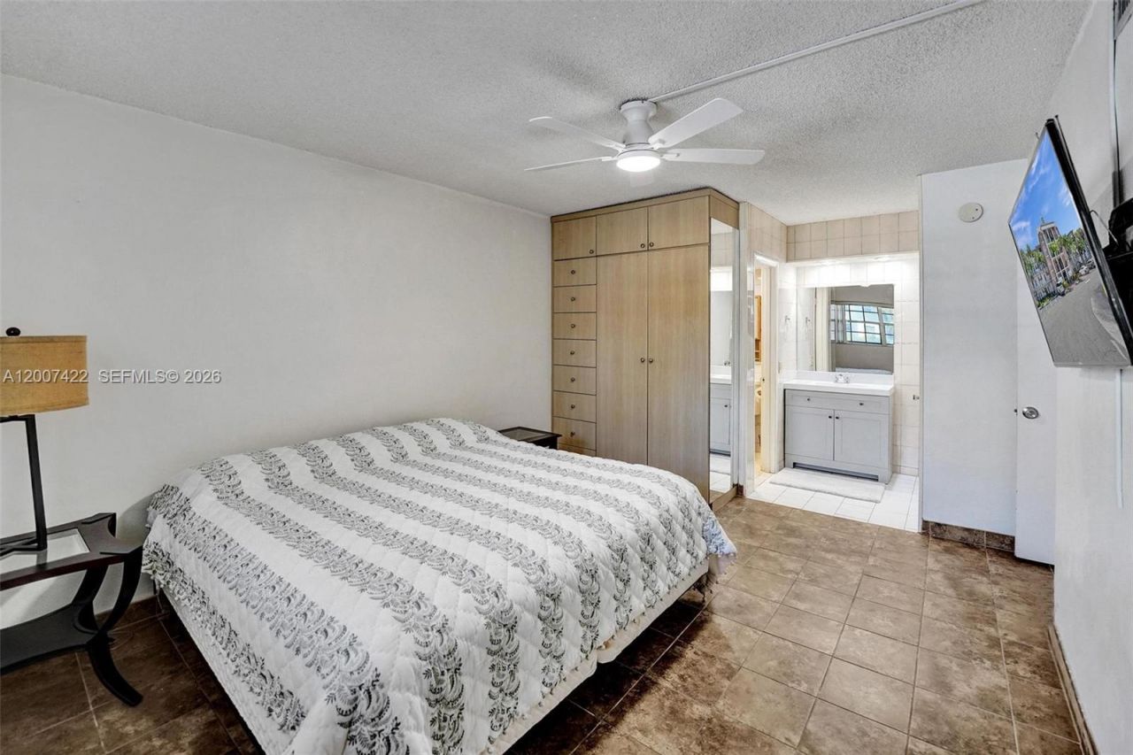 455 Paradise Isle Blvd, Unit 104, Hallandale Beach, FL 33009 Photo
