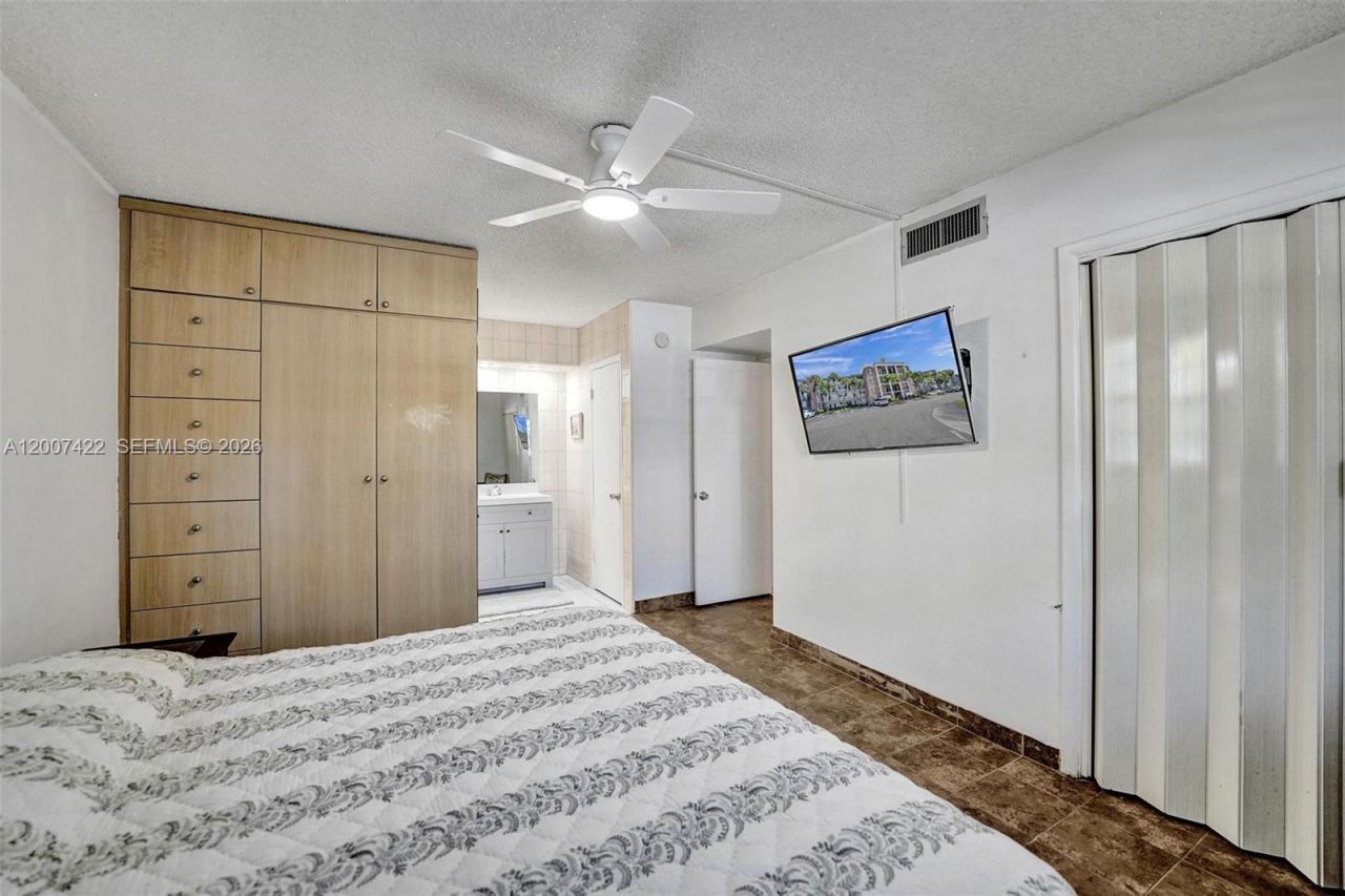 455 Paradise Isle Blvd, Unit 104, Hallandale Beach, FL 33009 Photo