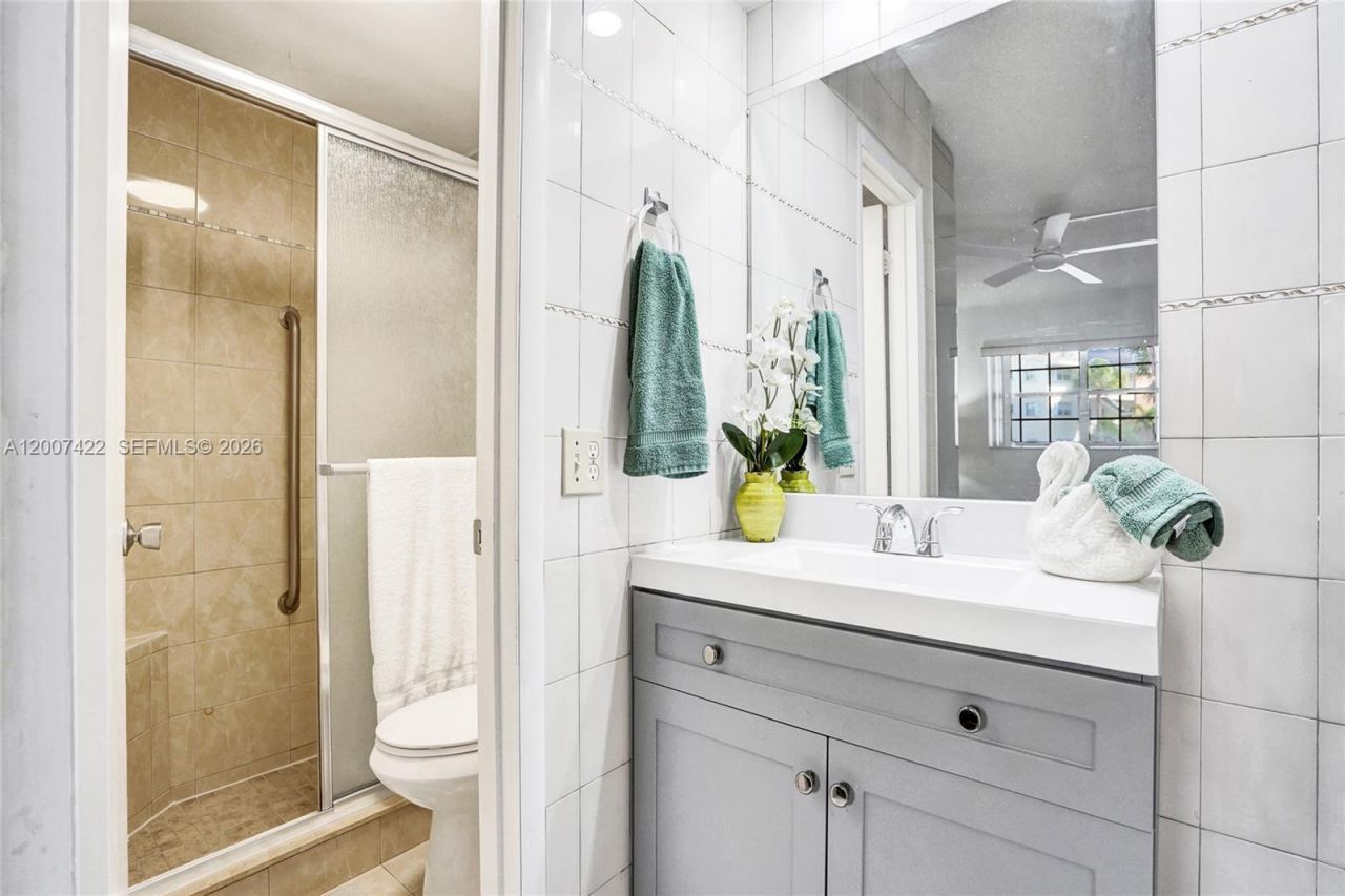 455 Paradise Isle Blvd, Unit 104, Hallandale Beach, FL 33009 Photo