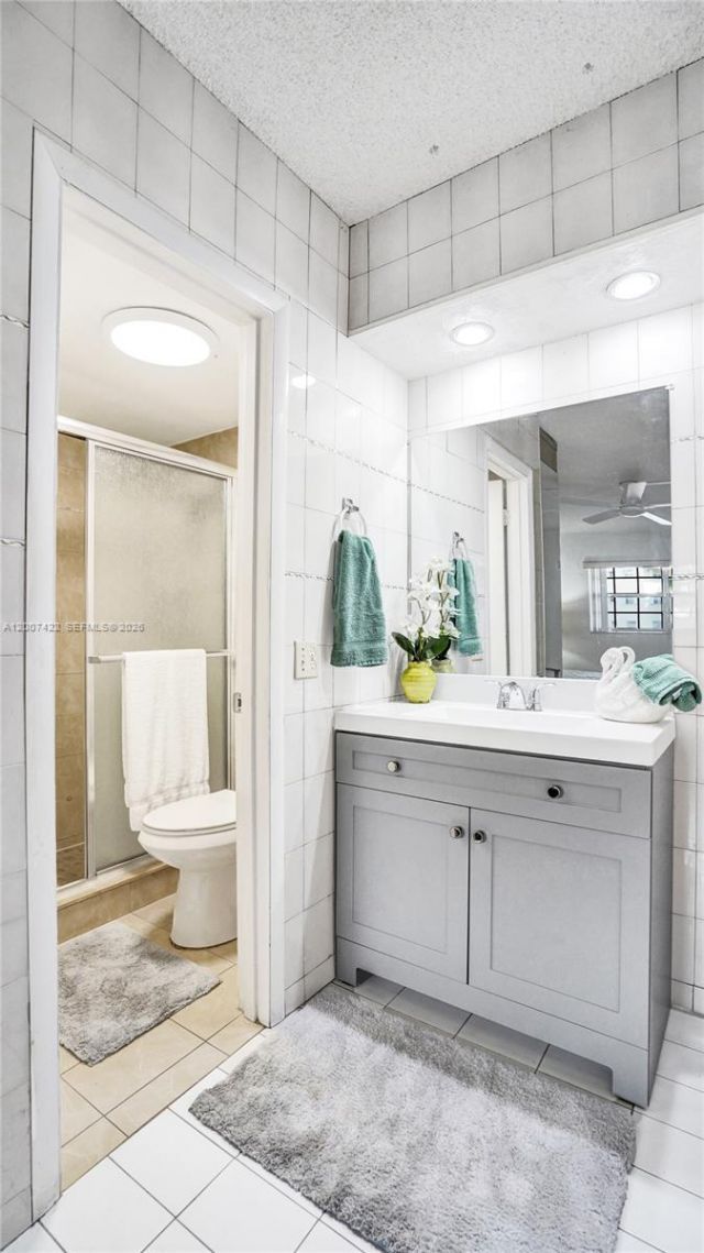 455 Paradise Isle Blvd, Unit 104, Hallandale Beach, FL 33009 Photo