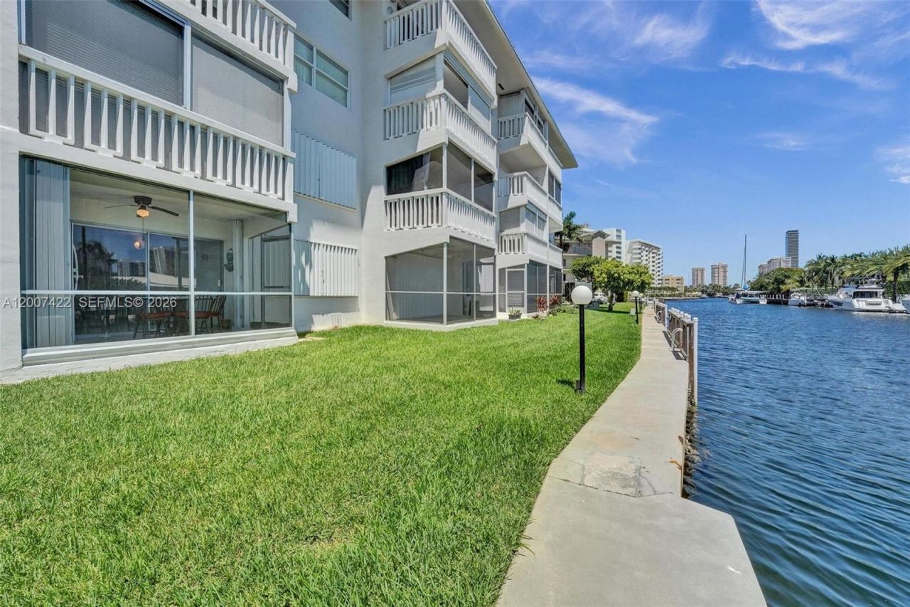 455 Paradise Isle Blvd, Unit 104, Hallandale Beach, FL 33009 Photo