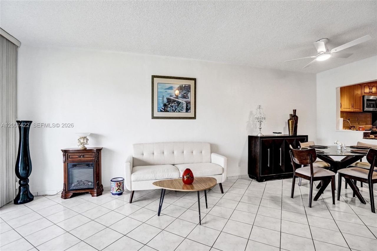 455 Paradise Isle Blvd, Unit 104, Hallandale Beach, FL 33009 Photo