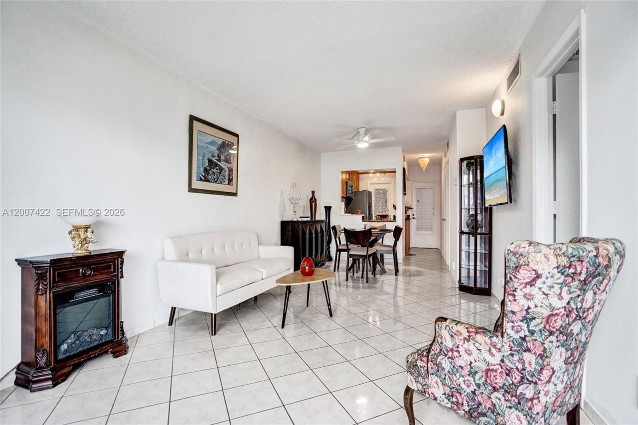 455 Paradise Isle Blvd, Unit 104, Hallandale Beach, FL 33009 Photo