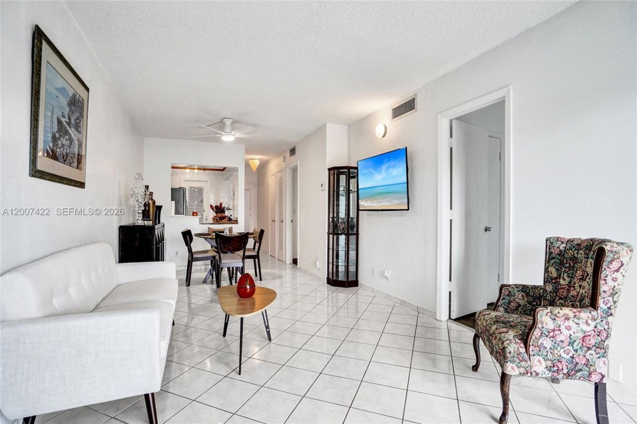 455 Paradise Isle Blvd, Unit 104, Hallandale Beach, FL 33009 Photo