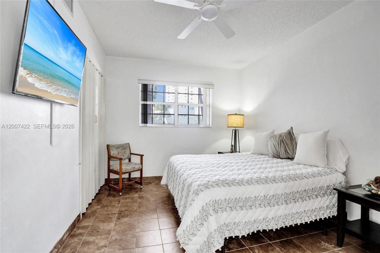 455 Paradise Isle Blvd, Unit 104, Hallandale Beach, FL 33009 Photo