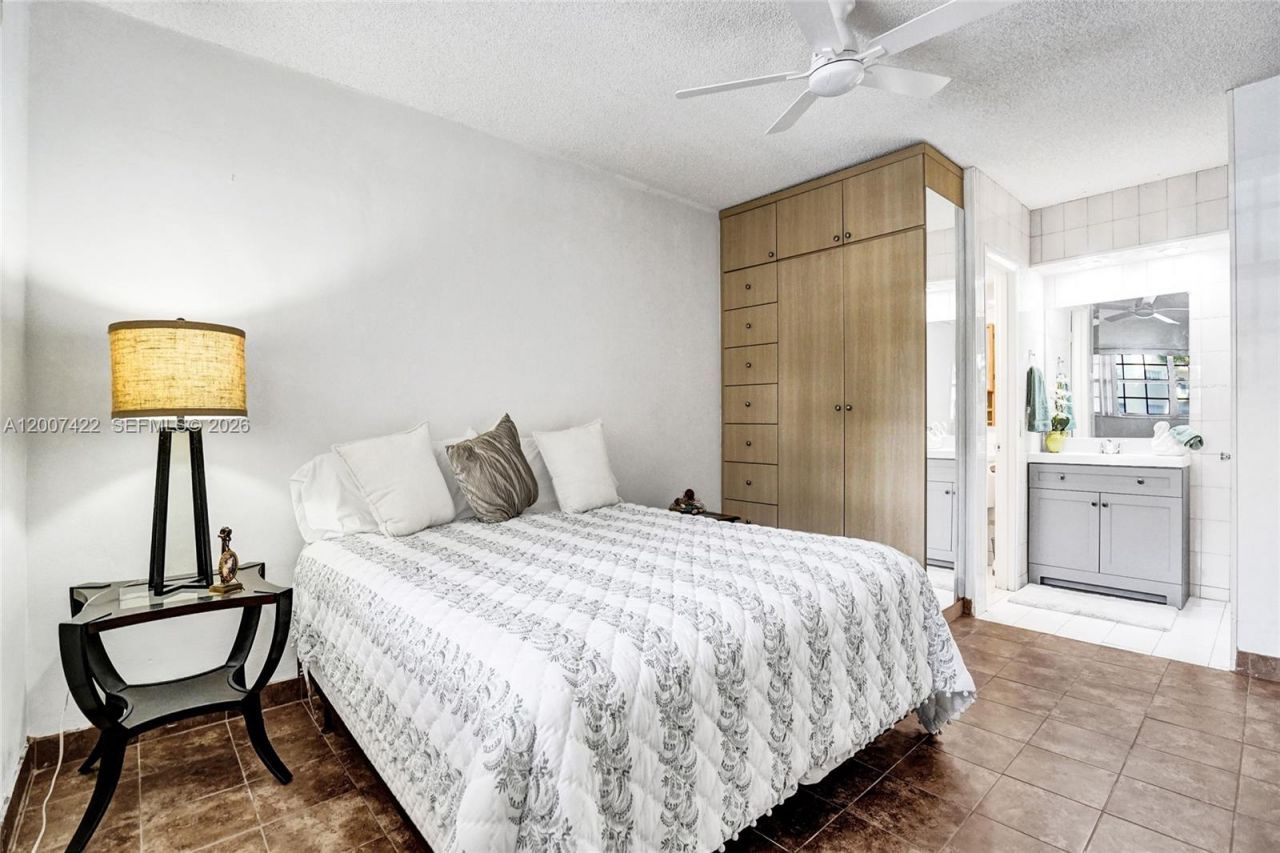 455 Paradise Isle Blvd, Unit 104, Hallandale Beach, FL 33009 Photo
