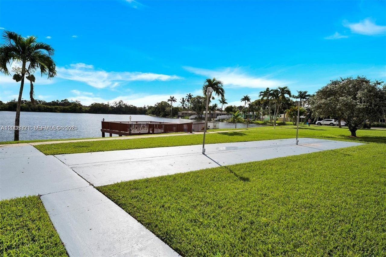 2200 Park Ln , Unit 302, Hollywood, FL 33021 Photo