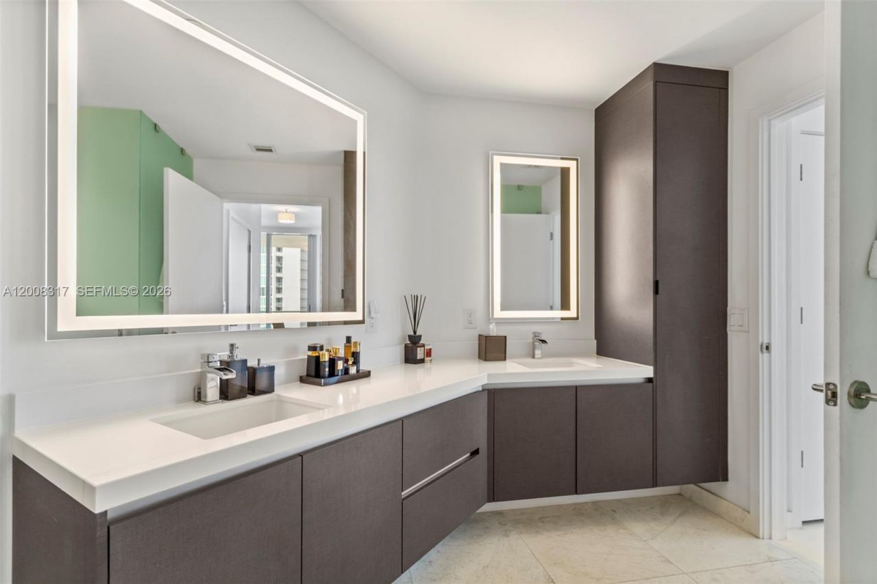 851 NE 1st Ave , Unit 3707, Miami, FL 33132 Photo