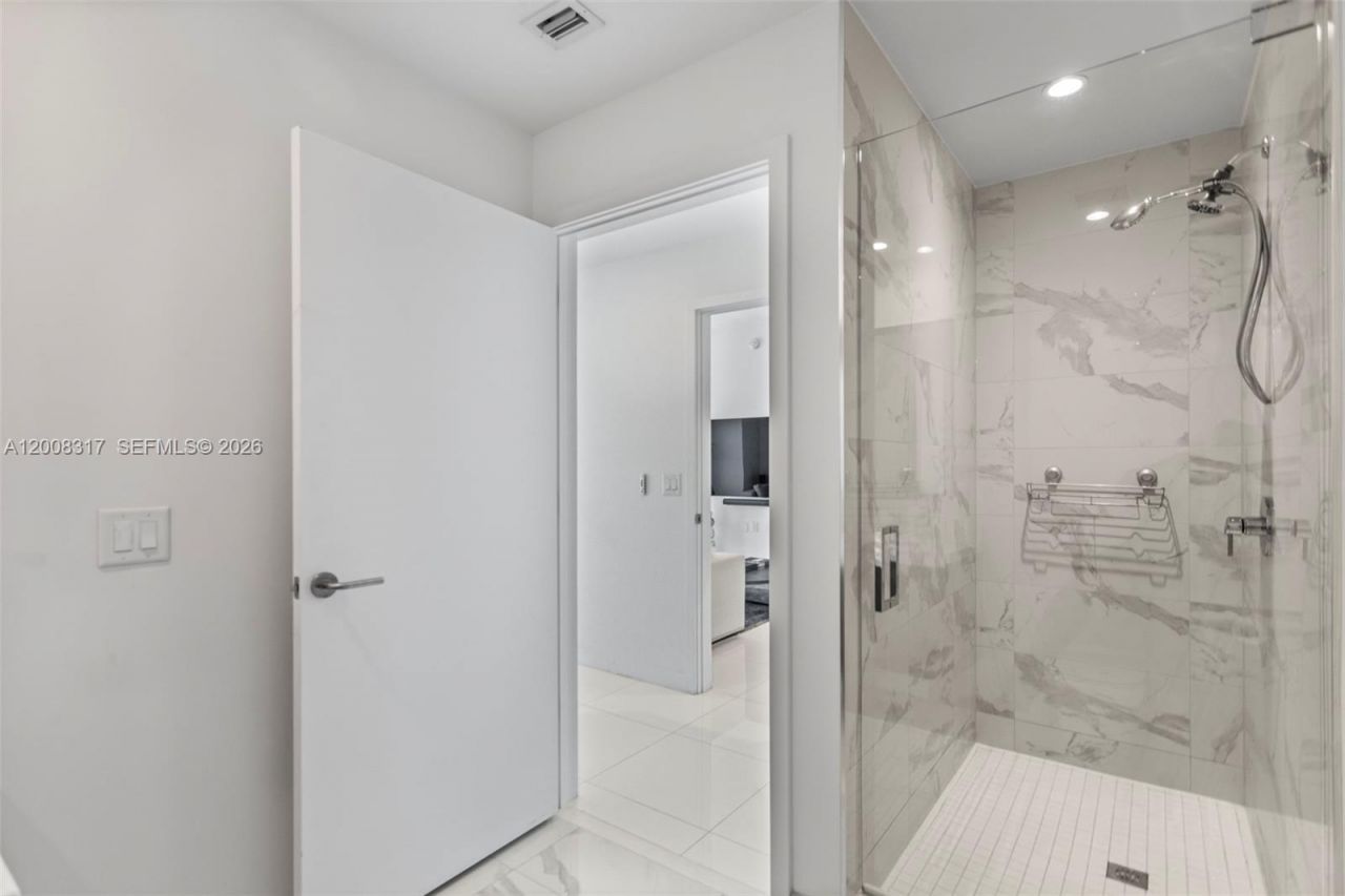 851 NE 1st Ave , Unit 3707, Miami, FL 33132 Photo