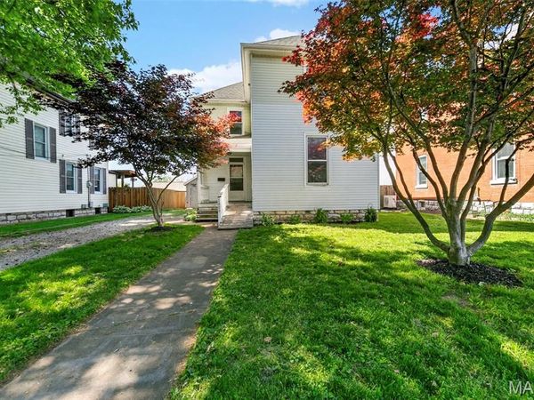 1009 S 4th Street, St Charles, MO 63301
