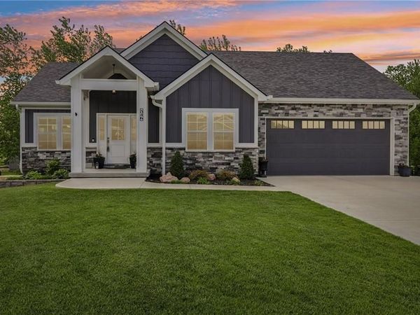 546 N Oakwood Lane, Tonganoxie, KS 66086