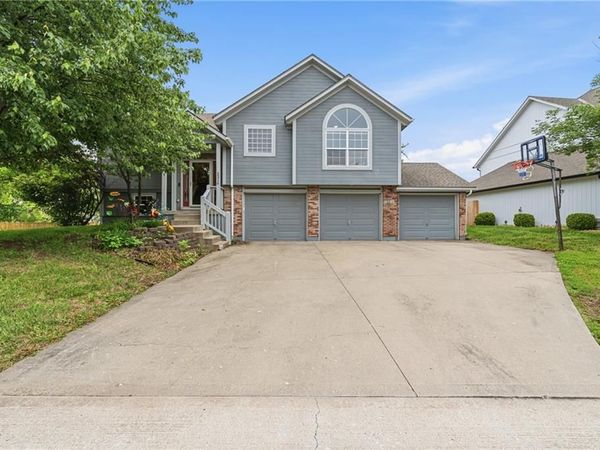 2316 SW Tracker Lane, Lee's Summit, MO 64082