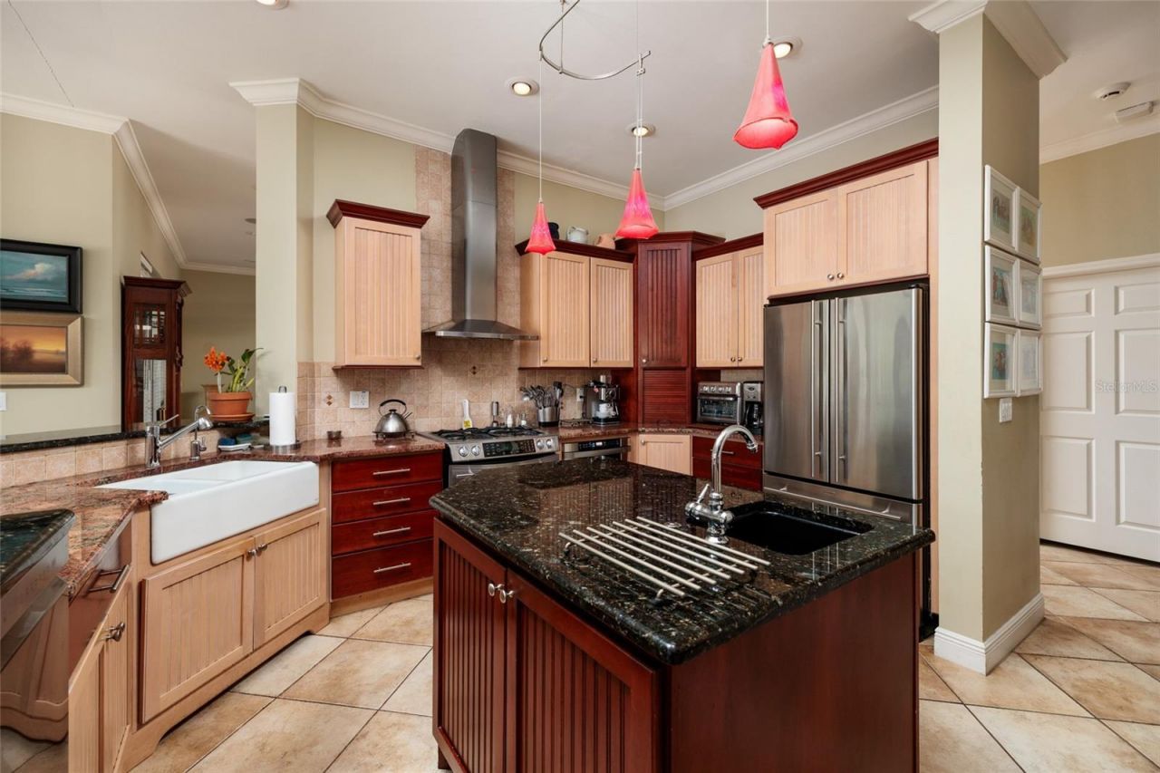 6737 Mango Avenue S, Saint Petersburg, FL 33707 Photo