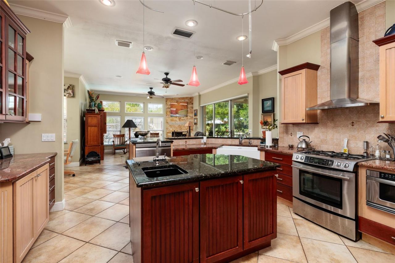 6737 Mango Avenue S, Saint Petersburg, FL 33707 Photo
