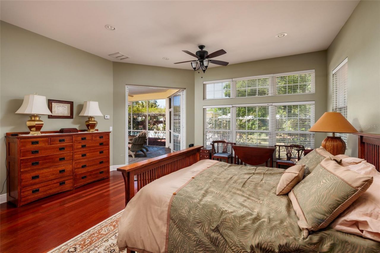6737 Mango Avenue S, Saint Petersburg, FL 33707 Photo