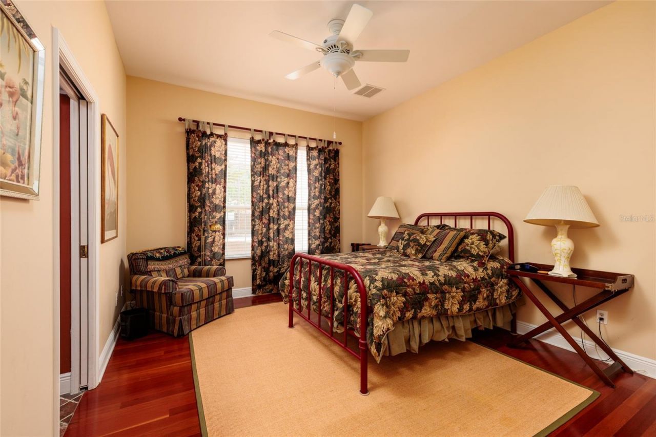 6737 Mango Avenue S, Saint Petersburg, FL 33707 Photo