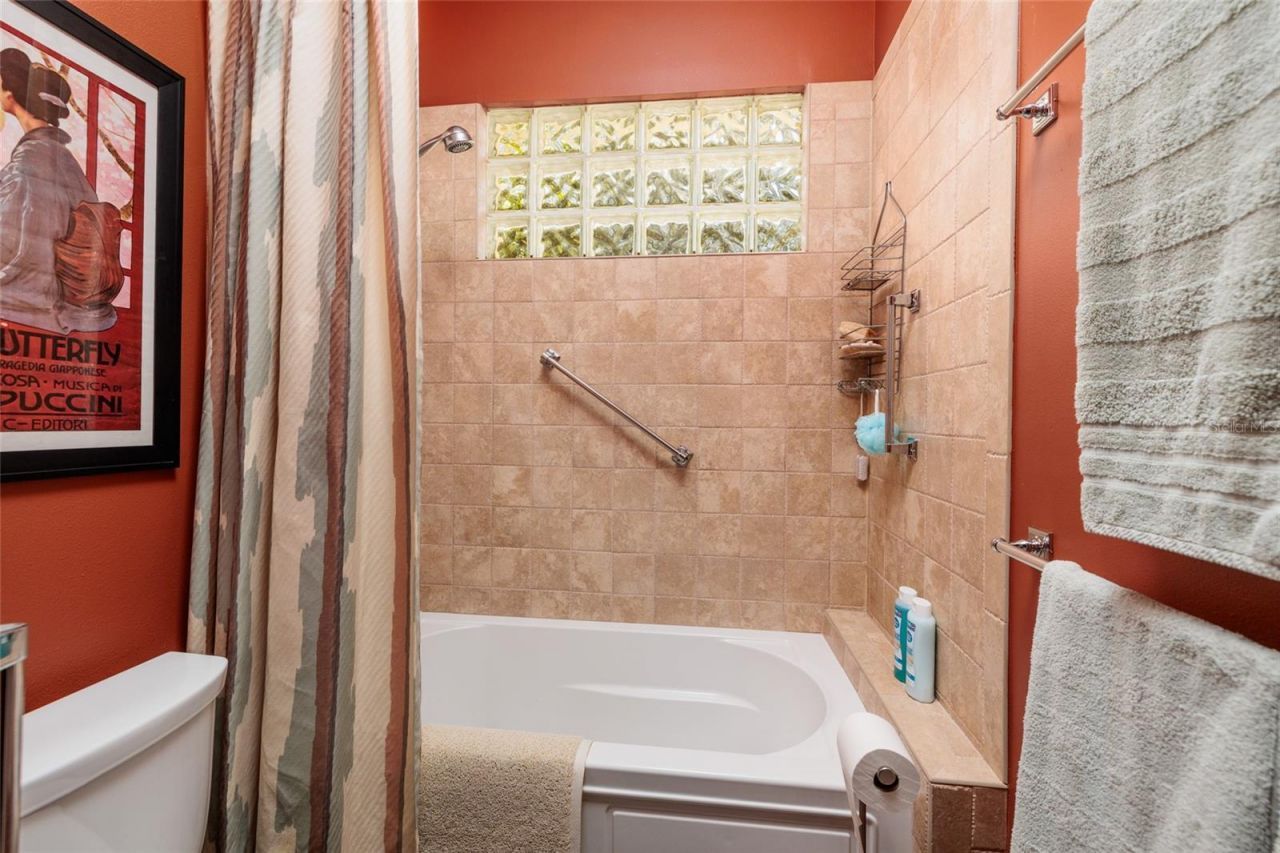 6737 Mango Avenue S, Saint Petersburg, FL 33707 Photo