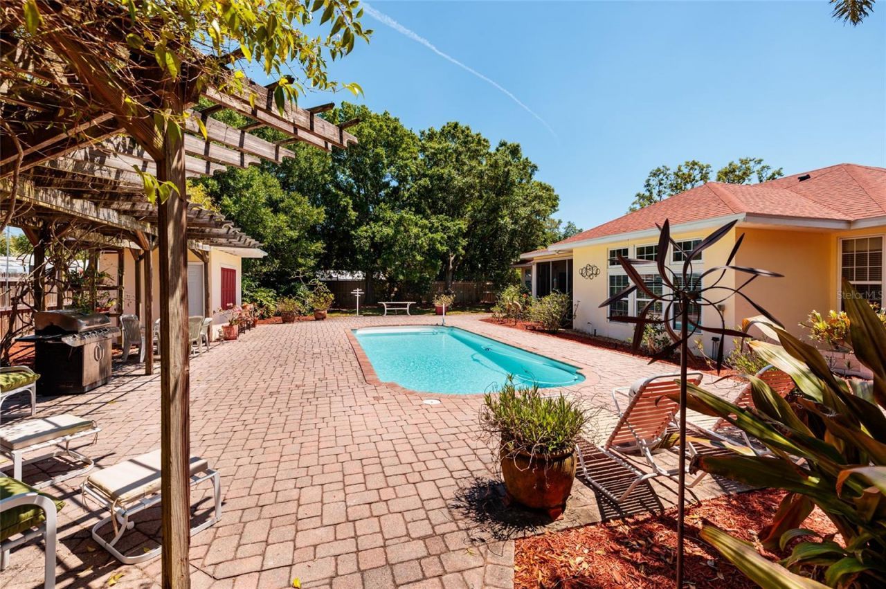 6737 Mango Avenue S, Saint Petersburg, FL 33707 Photo