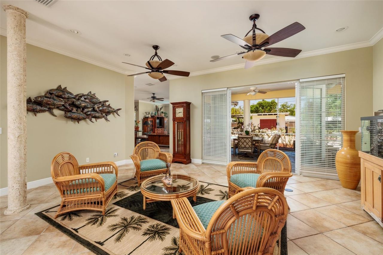 6737 Mango Avenue S, Saint Petersburg, FL 33707 Photo