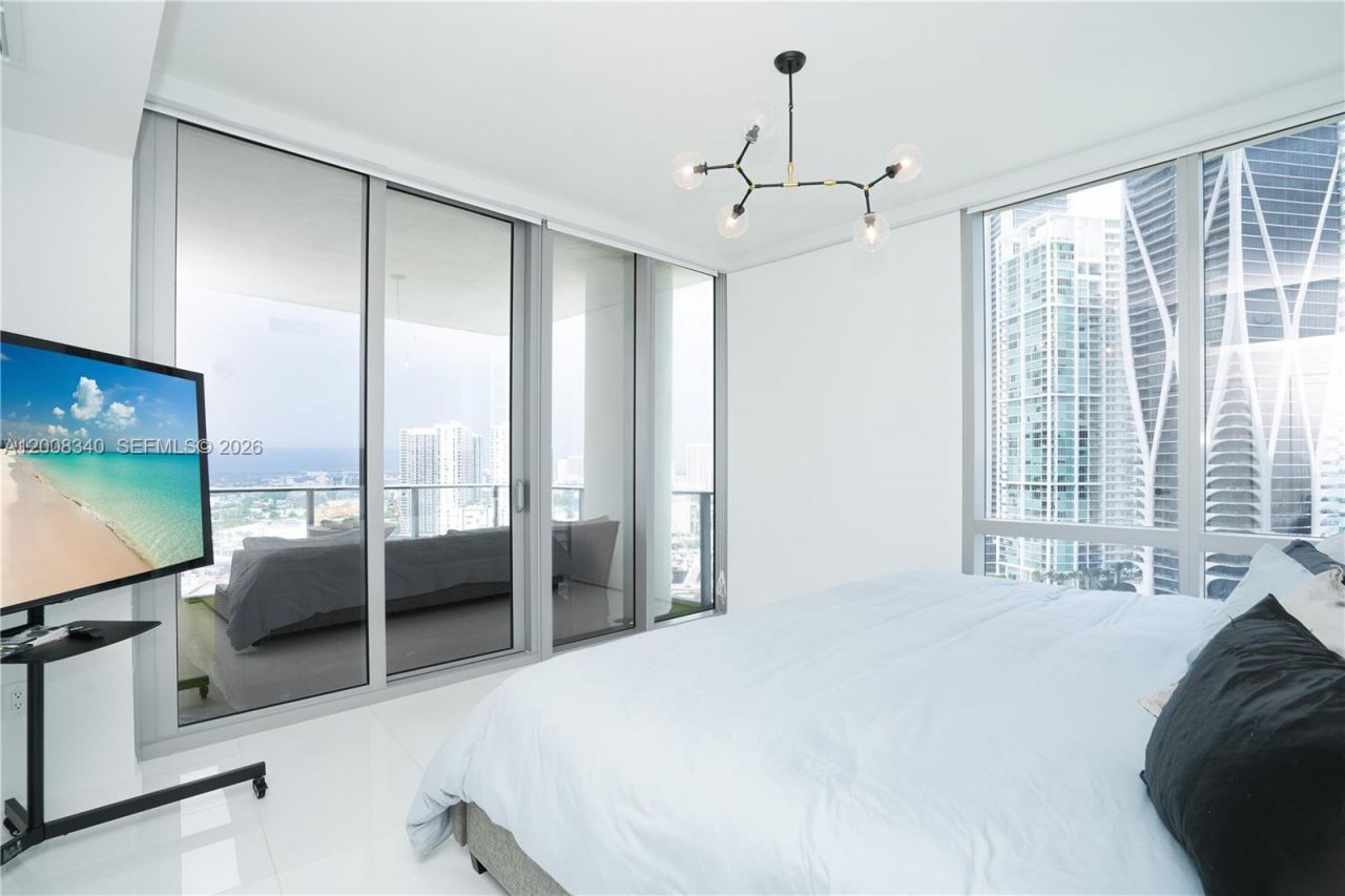 851 NE 1st Ave , Unit 2101, Miami, FL 33132 Photo