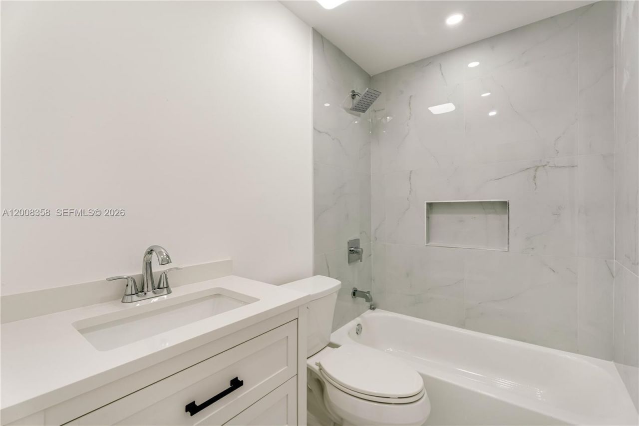 851 W 35th St, Hialeah, FL 33012 Photo